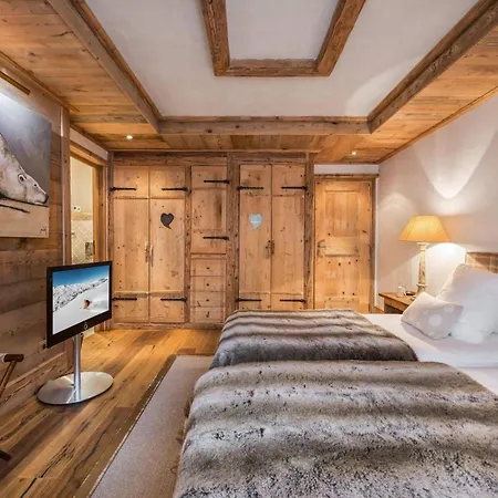 Chalet With Jacuzzi In בקתה