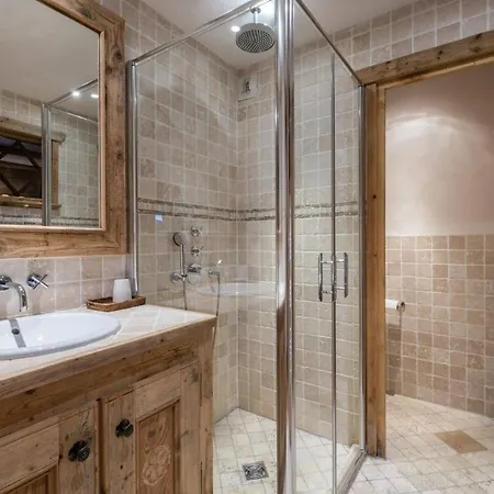 Chalet With Jacuzzi In בקתה