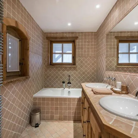 בקתה Chalet With Jacuzzi In *